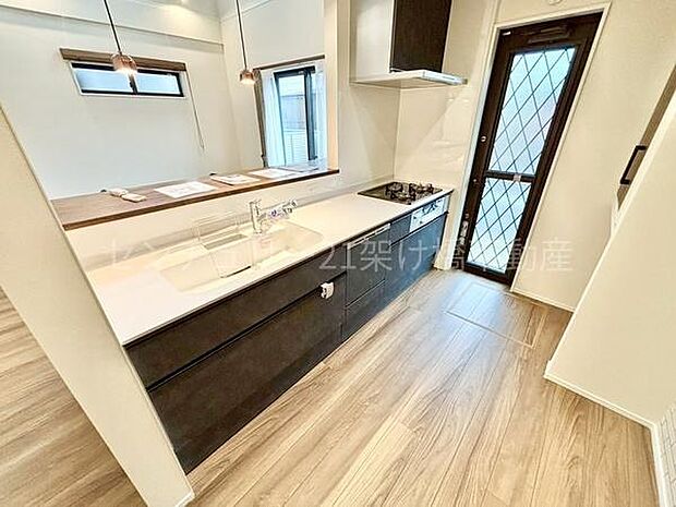 【対面式システムキッチン】三口コンロ、グリル、食器洗乾燥機、浄水器付きシンクでお料理が捗ります♪