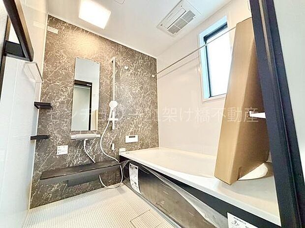 【浴室】窓付きで明るく換気できる上に、浴室乾燥暖房機付きです。雨の日の洗濯物の乾燥やヒートショック対策としてもお使い頂けます。