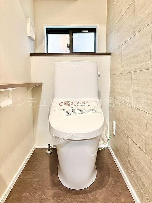 【1階 トイレ】衛生的な温水洗浄便座で快適にお使いいただけます。