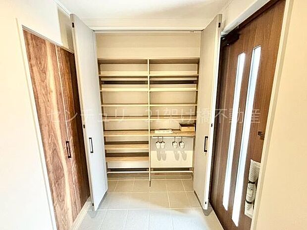 可動棚の大容量シューズボックスで家族みんなの靴を収納いただけます◎