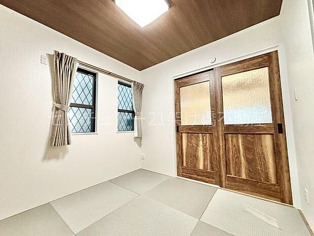 【リビング横　和室 4.5帖】玄関からも直接出入り可能で、急な来客時にも安心です。お子様の遊び場や、勉強スペースとしても◎