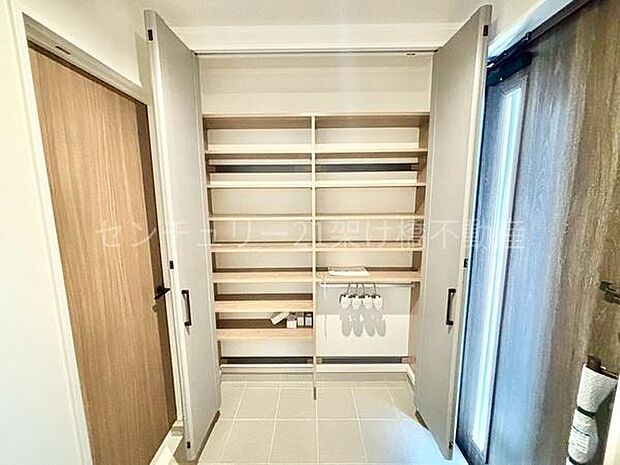 壁面に大容量のシューズボックス付き！