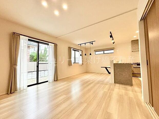 1階にも収納スペース豊富なため、物が多くなりがちなリビングもすっきり保てます♪