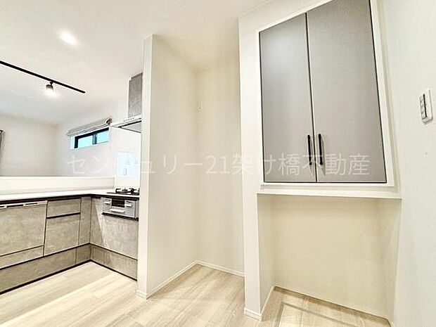 キッチン奥にはパントリー・カップボードスペースあり。リビングから見えにくい為、生活感を隠せるのも◎