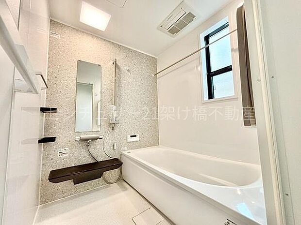 【浴室】窓付きで明るく換気できる上に、浴室乾燥暖房機付きです。雨の日の洗濯物の乾燥やヒートショック対策としてもお使い頂けます。