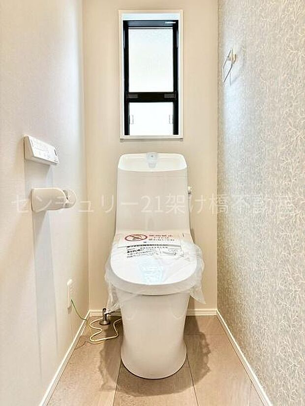 【1階 トイレ】衛生的な温水洗浄便座で快適にお使いいただけます。