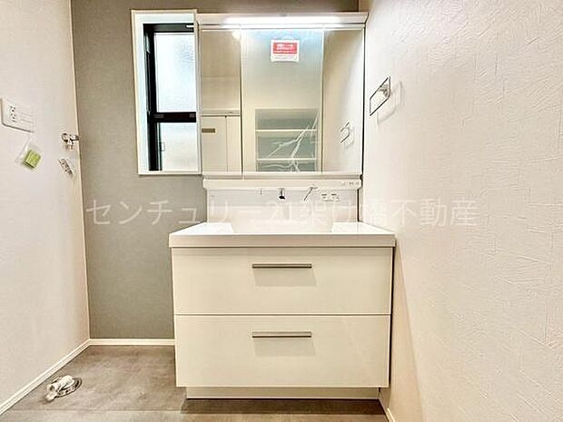 【洗面所】三面鏡の独立洗面台となっております。ストックなどを収納するのに便利な収納あり◎