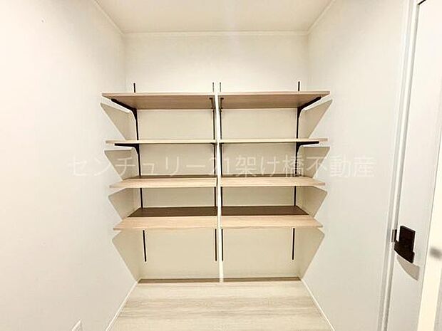 【玄関　納戸】便利なウォークスルーの土間収納＋納戸スペースです♪