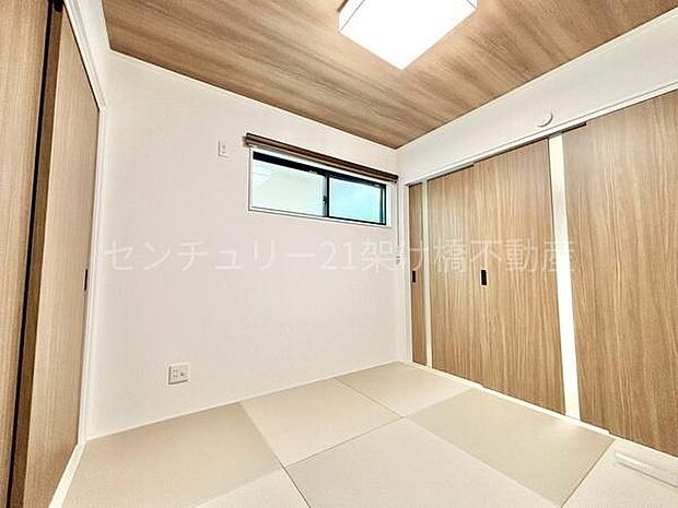 【リビング横　和室 4.5帖】玄関からも直接出入り可能で、急な来客時にも安心です。お子様の遊び場や、勉強スペースとしても◎