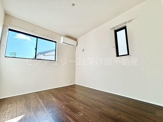 二階洋室5.7帖 エアコン付きです!