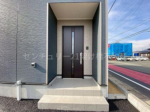 【玄関】屋根付きで雨の日にも安心です◎