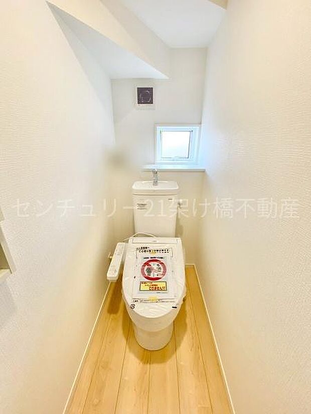 【1階 トイレ】温水洗浄便座で快適にお使いいただけます。