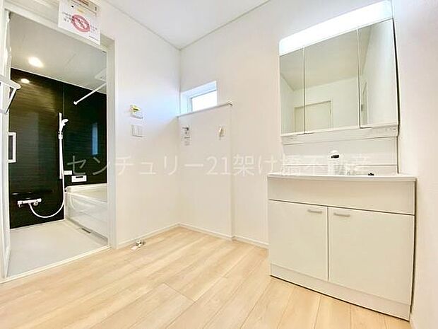 【洗面所】広々とした洗面は、玄関ホールとＬＤＫ後方の2ヶ所からアクセスでき動線良好◎