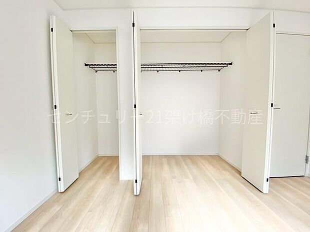 【洋室8帖 収納】クローゼット×2付き！寝具など大きなものの収納にも便利です◎