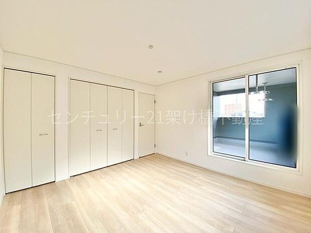 【洋室 8帖】広々とした洋室が主寝室にぴったり♪バルコニーに面しており通風も良好です◎