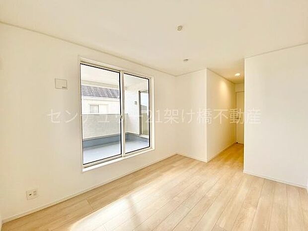 【洋室 7.5帖】南向きバルコニーに面した洋室は主寝室にぴったり！