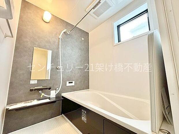 【浴室】窓があるので明るさや換気もバッチリです。