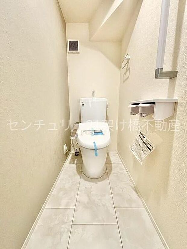 【1階 トイレ】温水洗浄便座で快適にお使いいただけます。