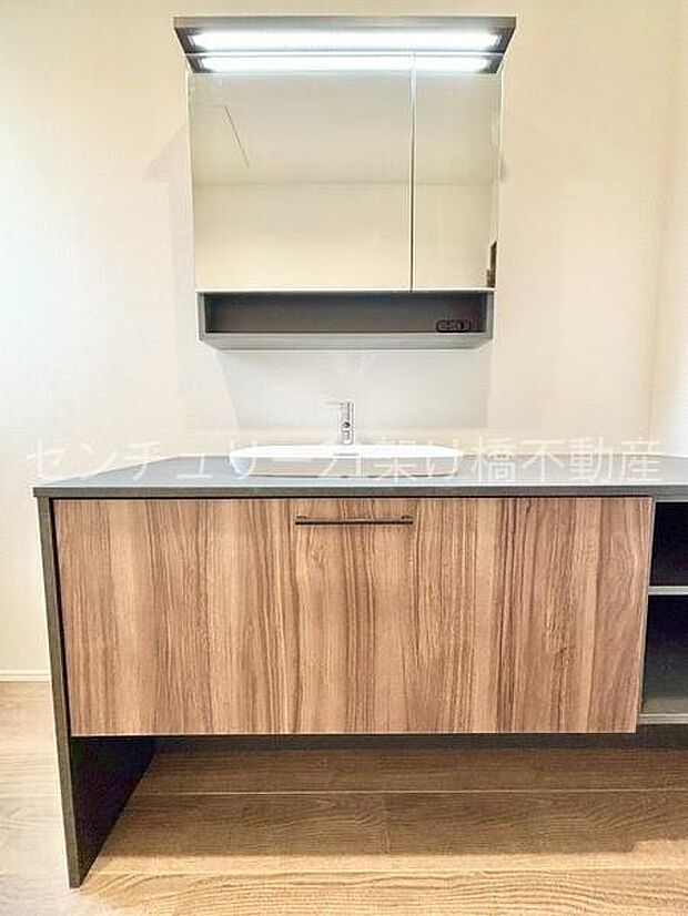 【洗面室】三面鏡の洗面台付きです♪