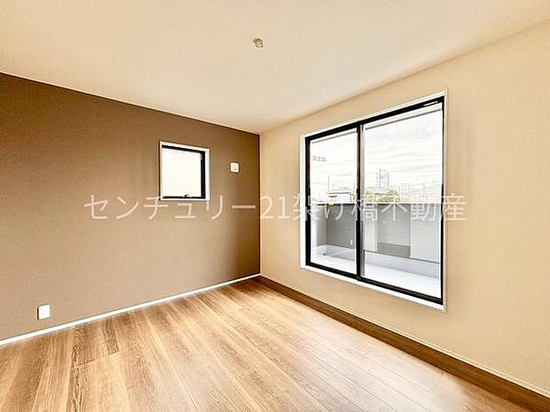 【2階 南東側洋室 7帖】バルコニー付で明るいお部屋です