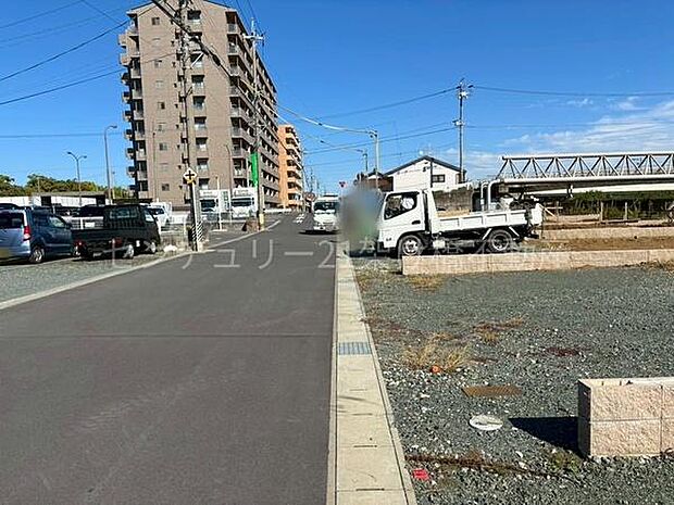 北西側公道約6ｍあり、駐車も楽々♪