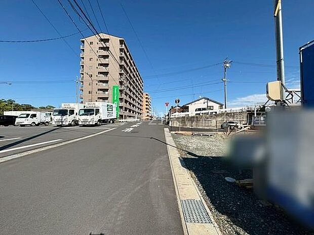 北西側公道約6ｍあり、駐車も楽々♪