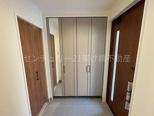 玄関には、シューズボックス・土間収納・玄関収納があり、靴だけでなくアウトドア用品なども収納可能◎
