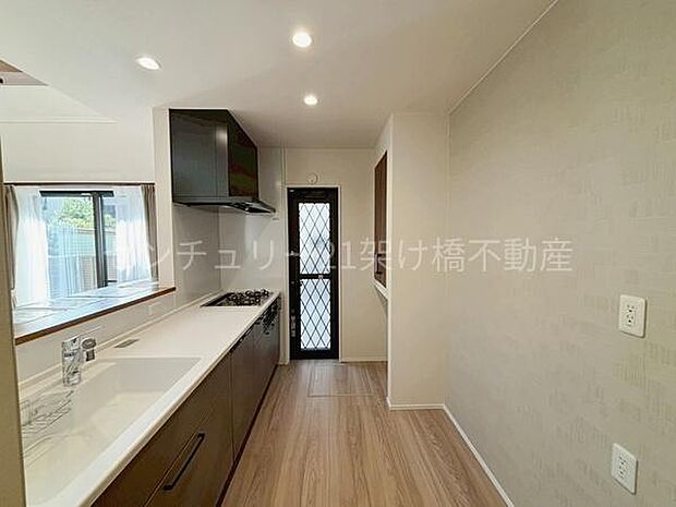 【対面式システムキッチン】三口コンロ、グリル、食器洗乾燥機、浄水器付きシンクでお料理が捗ります♪