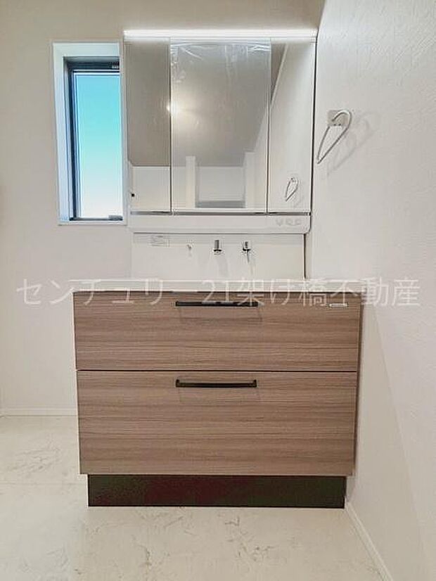 【洗面所】三面鏡の独立洗面台となっております。ストックなどを収納するのに便利な収納あり◎
