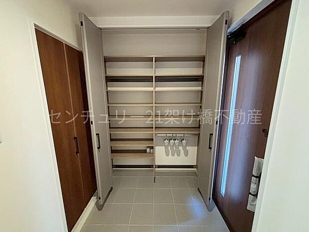 可動棚の大容量シューズボックスで家族みんなの靴を収納いただけます◎