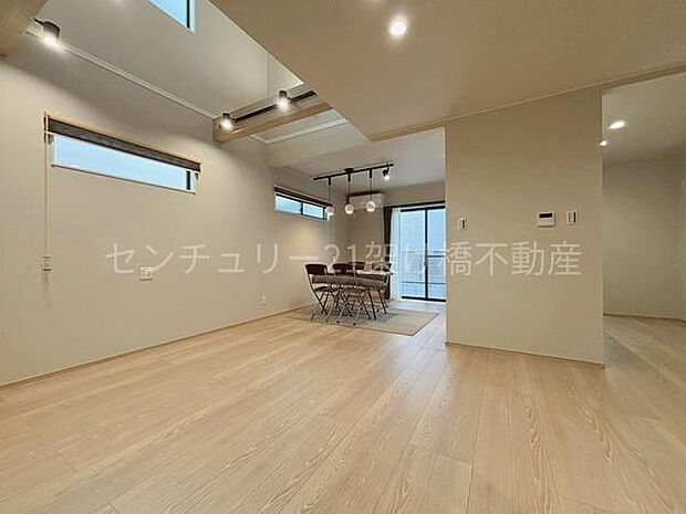 便利なカウンタースペース・リビング収納あり♪