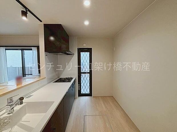 【対面式システムキッチン】三口コンロ、グリル、食器洗乾燥機、浄水器付きシンクでお料理が捗ります♪