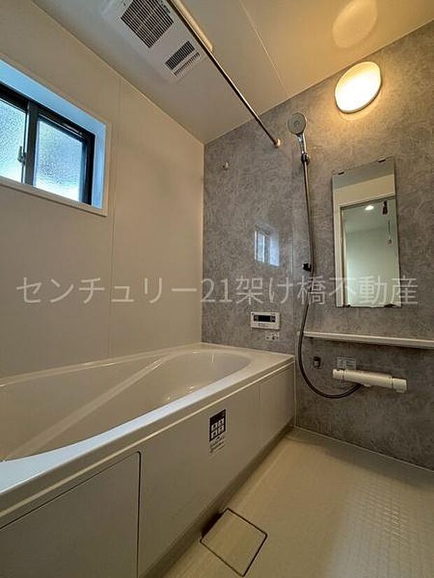 【浴室】窓があるので明るさや換気もバッチリです。