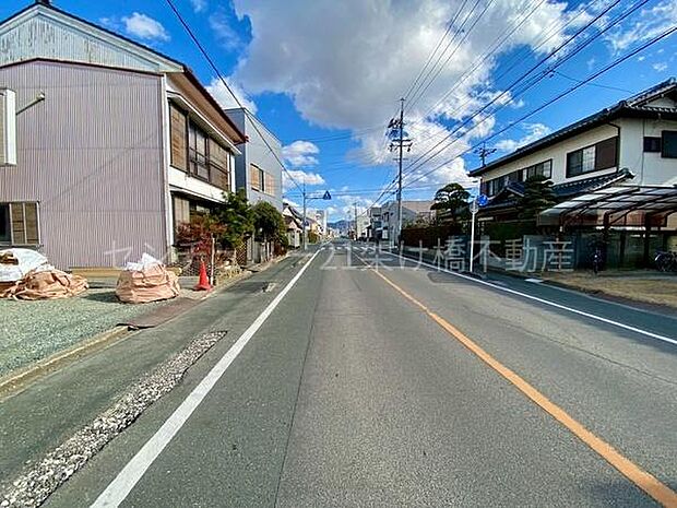 南側公道約10.9mあり、広々!