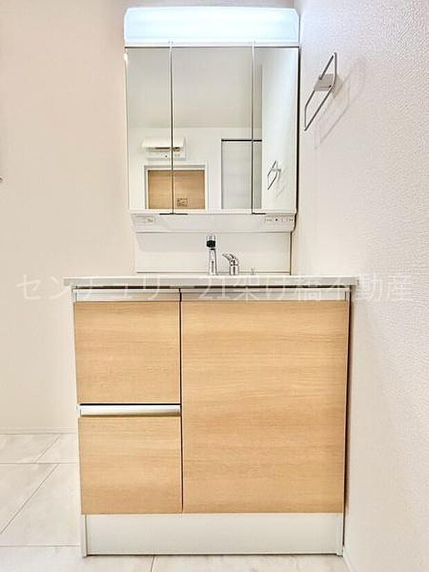 【洗面台】三面鏡の独立洗面台となっております。ストックなどを収納するのに便利な収納あり◎