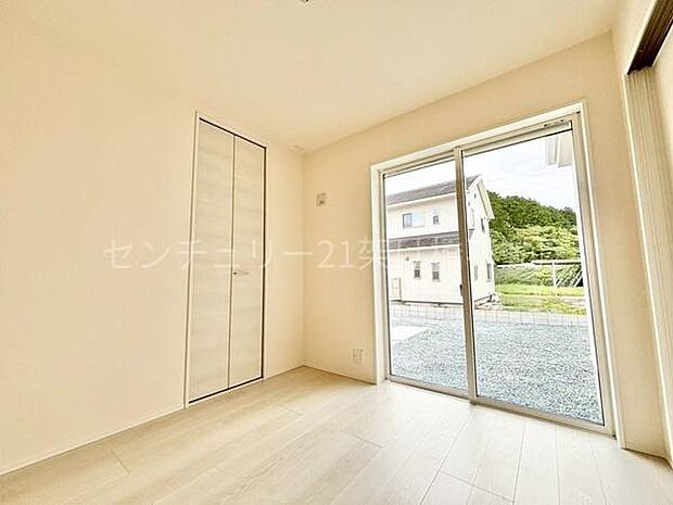 【洋室 4.5帖】南向きで明るい洋室はお子様の遊び場や勉強スペースにもおすすめ◎