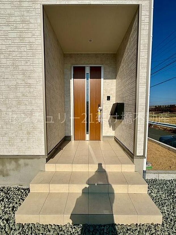 【玄関】屋根付きで雨の日にも安心です◎