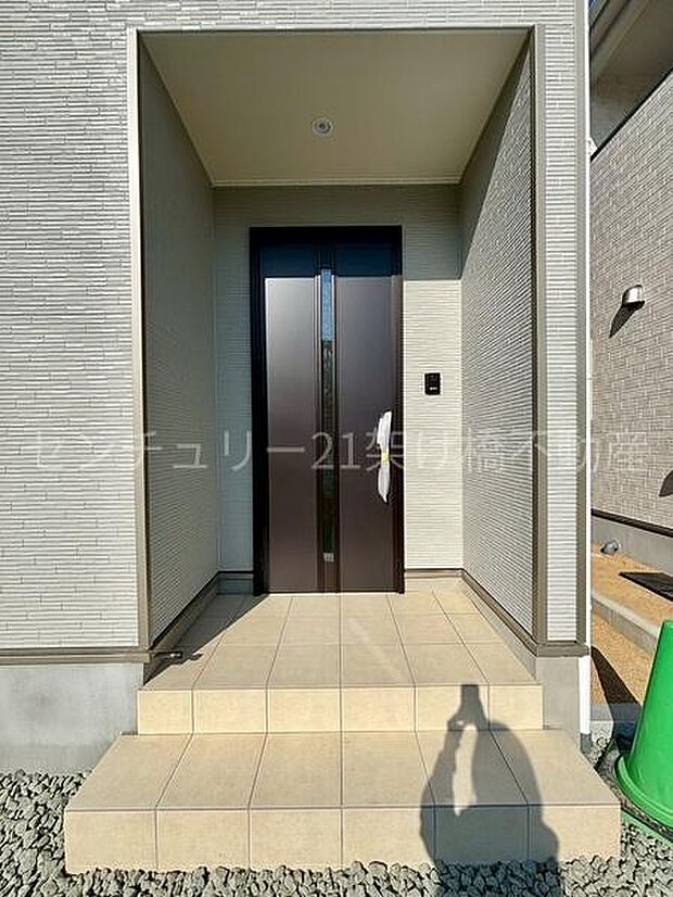 【玄関】屋根付きで雨の日にも安心です◎
