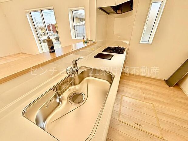 【対面式システムキッチン】三口コンロ、グリル、浄水器付きシンクでお料理が捗ります♪