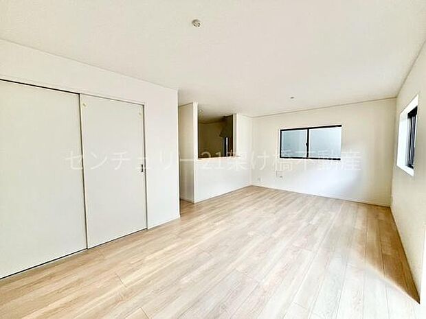 【LDK 17.3帖】二面採光で明るく、隣接する和室を開ければより広々お使いいただけます。