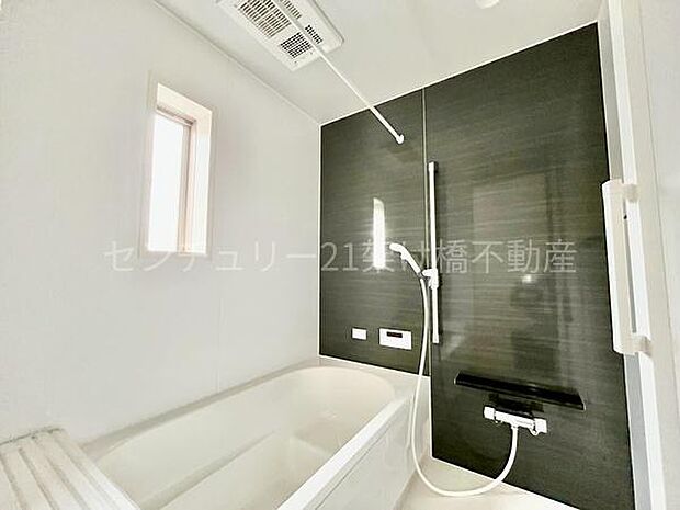 【浴室】浴室乾燥暖房機付きです。雨の日の洗濯物の乾燥やヒートショック対策としてもお使い頂けます。