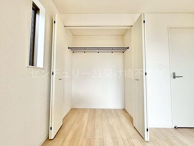 【2階 洋室 6.1帖】収納上段棚付きで寝具なども収納可能。