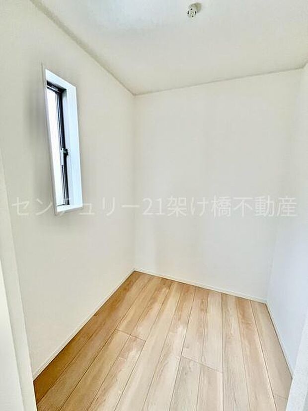 【2階 北側洋室 6.7帖】収納 2帖大容量のウォークインクローゼットで季節物の収納はもちろん、普段使わない物もたくさんしまっていただけます◎