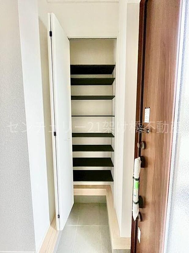 【玄関 収納】便利な可動棚シューズボックスです。