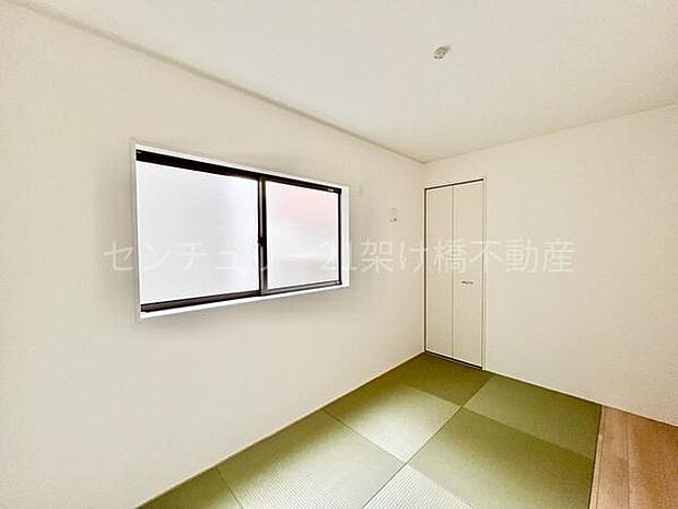 【リビング横 和室 5帖】お洒落な洋風和室です。お子様の遊び場や、お勉強スぺースとしてもお使いいただけます。便利な収納スペースあり!