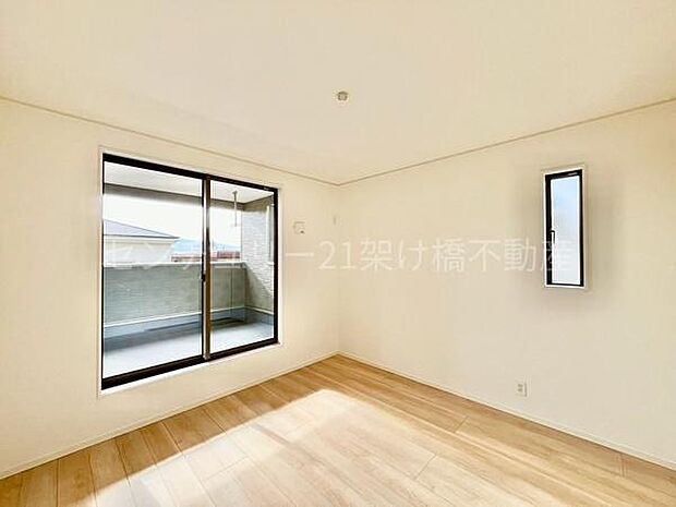 【2階 洋室 6.1帖】バルコニーに面した明るい洋室♪全洋室クローゼット完備◎