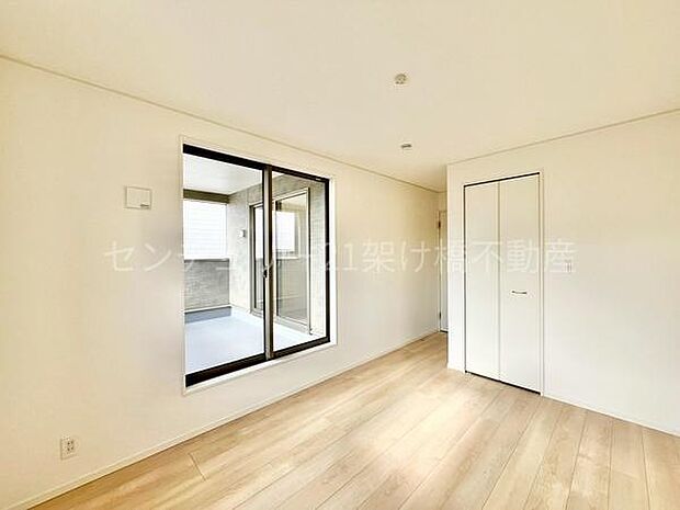 【2階 洋室 6.7帖】こちらの洋室はウォークインクローゼット付きで主寝室におすすめ♪