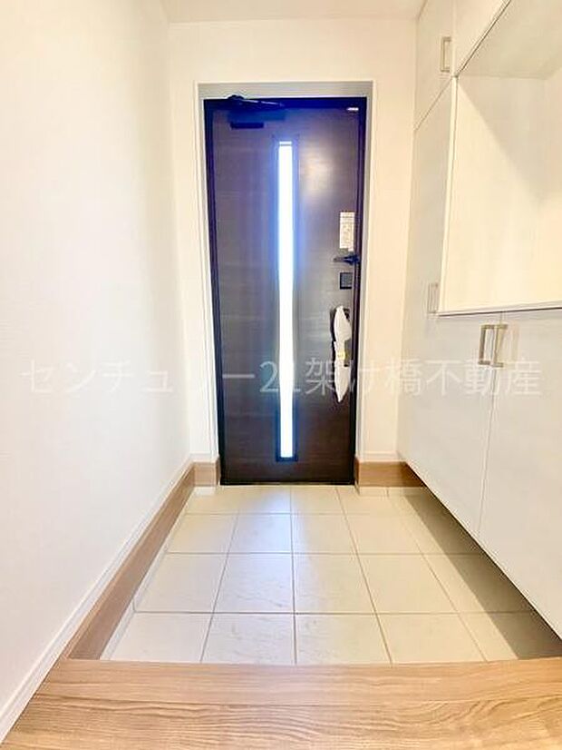 【玄関】飾り棚つきのシューズボックスです♪