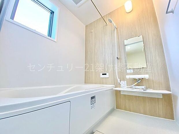 【浴室】浴室乾燥暖房機付きです。雨の日の洗濯物の乾燥やヒートショック対策としてもお使い頂けます。