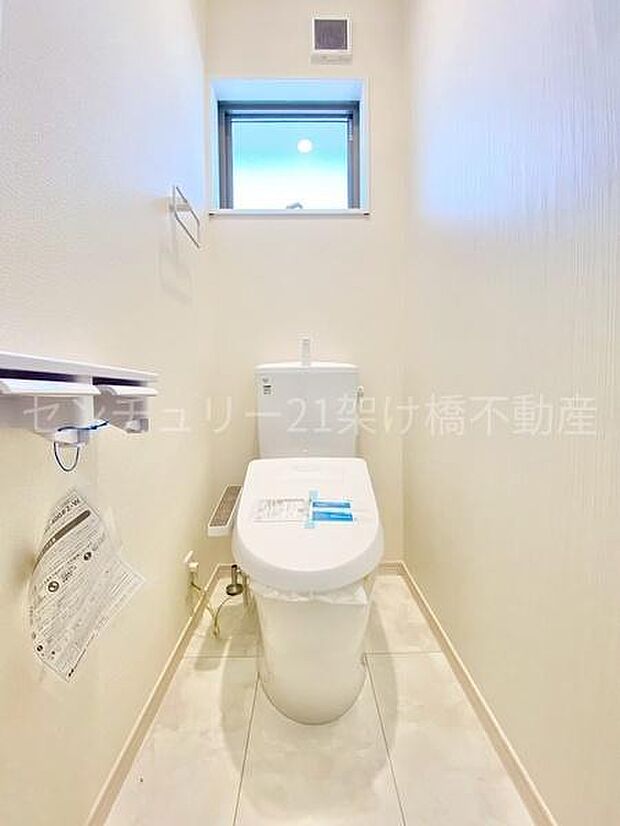 【トイレ】衛生的な温水洗浄便座で快適にお使いいただけます。